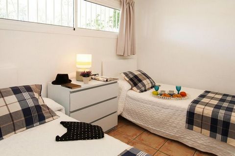 Bungalow very close to the beach with its own outdoor swimming pool. With two small kitchens, two living / dining rooms, two bathrooms and two bedrooms, the holiday home offers enough space for up to 4 people. The decor is modern and comfortable and ...
