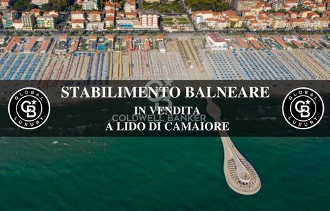 Establecimiento balneario en venta en Lido di Camaiore de 27 metros lineales frente al mar con un espacio marítimo de propiedad estatal de la superficie total de aprox. 3,166.00, de los cuales m2. 2,556.74 de playa y m2. 668.22 de área techada, para ...