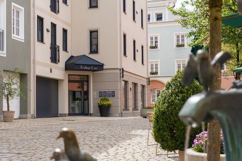 FEINES WOHNEN AM TAUBENMARKT IN TRAUNSTEIN! Im Quartier „Poschinger Carre“ empfangen Sie charmante Suiten, hochwertig und modern möbliert an einem der schönsten Plätze in der Traunsteiner Altstadt.