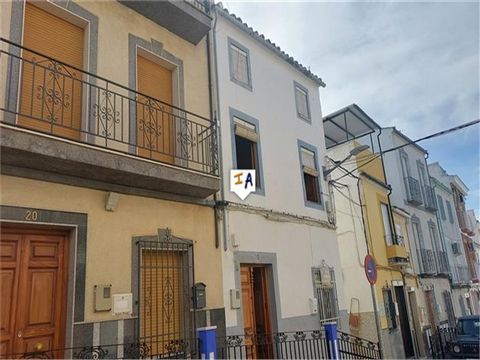 Dit herenhuis met 5 slaapkamers en 2 badkamers is instapklaar en te moderniseren, gelegen in de populaire stad Rute in de provincie Cordoba in Andalusië, Spanje. Gelegen in een rustige straat met parkeergelegenheid op de weg direct buiten, betreedt u...