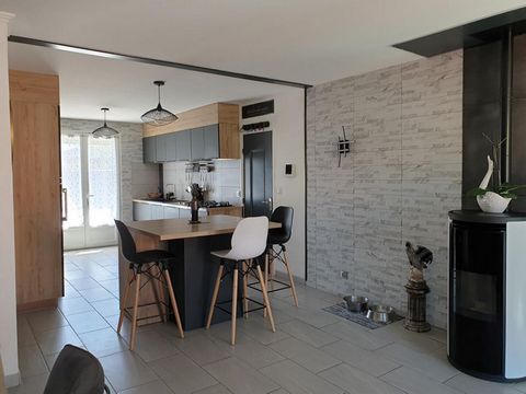 Price drop for this recently renovated house where you just have to put down your bags and located near Céret and its amenities. You enter an entrance with a separate toilet and a cupboard which takes you into a beautiful living room with a west-faci...