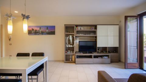 In einer ruhigen Gegend von Bardolino bieten wir diese komfortable und praktische Drei-Zimmer-Wohnung zum Kauf an, die kürzlich renoviert wurde und sich perfekt als Feriendomizil oder Hauptwohnsitz eignet. Diese Immobilie bietet eine Wohnlösung mit a...