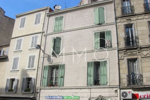 Marseille (13006) CASTELLANE. Dans un immeuble R+3 de 7 lots nous proposons à la vente un lot de 5 appartements d'une surface totale de 120 m2. L'immeuble est composé d'un local commercial au rdc et de deux appartements par niveau. Chaque appartement...