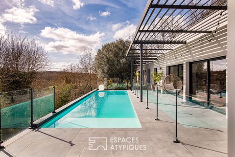 Located in Pibrac, 15km from Toulouse, this contemporary house of 216m2 on one level with quality services offers a spectacular view thanks to its prime location. It is naturally in front of the landscape that this contemporary was conceived. The com...