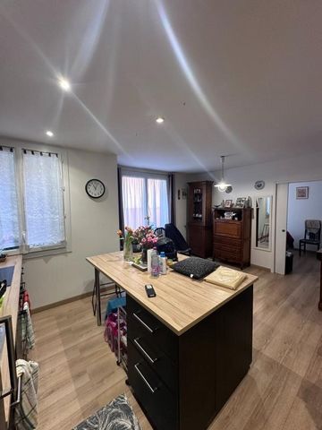 VIAGER - Fontenay-sous-Bois - Bois Clos d'Orléans district, 10 minutes walk from the RER Fontenay-sous-Bois, in the immediate vicinity of the Bois de Vincennes, shops and schools. In a very well maintained condominium on a human scale, a two-room apa...