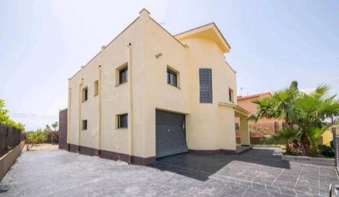 Nou Aire, presents this beautiful independent house with 4 exterior rooms. With wonderful views of the sea, and a large terrace. Large living room and separate kitchen. It includes a parking space, private pool, storage room and ample possibility of ...
