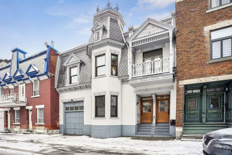Downtown, majestic Victorian duplex very well maintained and tastefully renovated. Harmonious marriage of charm and elegance. Very spacious main apartment which has retained its original character. South-west facing, it is bathed in natural light. Fe...
