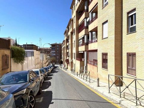 4 BEDROOM APARTMENT WITH GARAGE NEXT TO THE CLINICO-GRANADA HOSPITAL. 4 BEDROOM APARTMENT WITH GARAGE NEXT TO THE CLINICO-GRANADA HOSPITAL. Great apartment in an unbeatable area of Granada, next to the San Cecilio hospital and Seminario very close to...