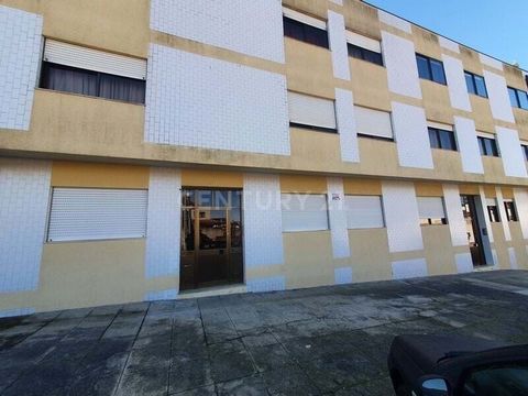 Apartamento T2 com uma área total de 124 m2, situado em Ermesinde no concelho de Valongo, distrito de Porto. O imóvel está localizado próximo à zona de comércio, serviços e escolas. Apartamento situado no 1º andar. O imóvel é composto por hall de ent...