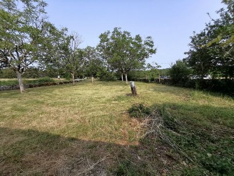 For sale, Pretty farmhouse from the 1850s with its land and an outbuilding, all on approximately 700m2. To completely renovate wall and roof in good condition. Lots of possibilities, commerce, housing, craftsmen..... To discover quickly Price: 49,00...