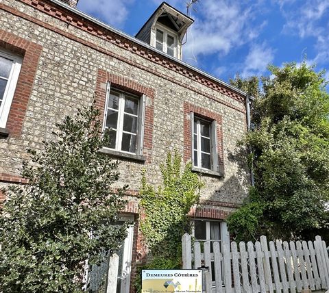 Exclusive, brick and flint fisherman's house, covered with slates, in the heart of ETRETAT, just a few steps from the beach, with a SEA VIEW. The house offers interesting volumes: on the ground floor, living room and separate kitchen but which could ...