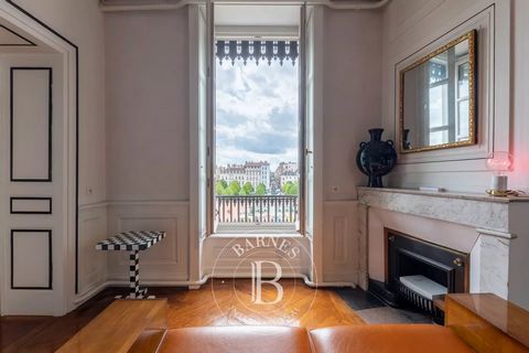 PLACE BELLECOUR. In an 18th century bourgeois building on the 3rd floor on a mezzanine with a lift to the landing. This exceptional apartment offers a panoramic view of the square and a very beautiful light. As soon as you enter, you will be seduced ...