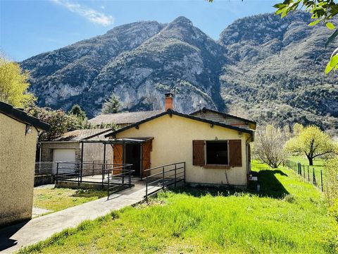 Located at the foot of the Pyrenees, in a pretty thermal village (5 minutes from Tarascon 09400). At an altitude of 500m, in a quiet residential area, come and discover this detached house of 135m² of living space (built in 1981). The property, on a ...