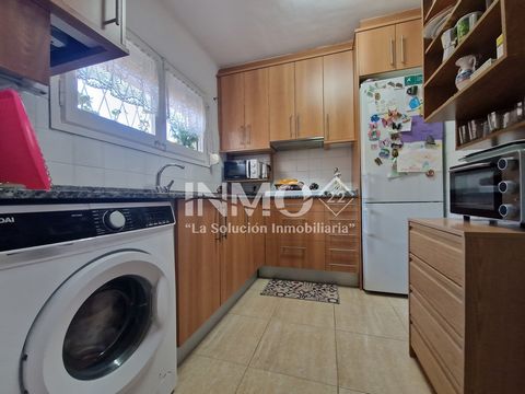 Apartment 100 meters from the sea in Horta de Santa Maria de Cambrils. The 60m2 apartment is distributed between two double bedrooms with built-in wardrobe, independent equipped kitchen, bathroom with shower and living-dining room with access to a te...
