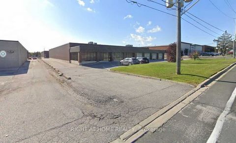 Great Industrial Unit offering 6,100 SF+450 SF optional extra office space. 18' Ceiling in warehouse area, 10'x10' truck level loading door with space that can easily accommodates 53' trailers. Conveniently Located close to Hwy 407, 401 & 404DVP prov...