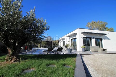 Réf 67800MSR: Massongy lake side. Spacious contemporary villa, wood construction, RT2012 standards. On one level, this air-conditioned house offers a bright living room opening onto the terrace with a bioclimatic pergola and a heated swimming pool. F...