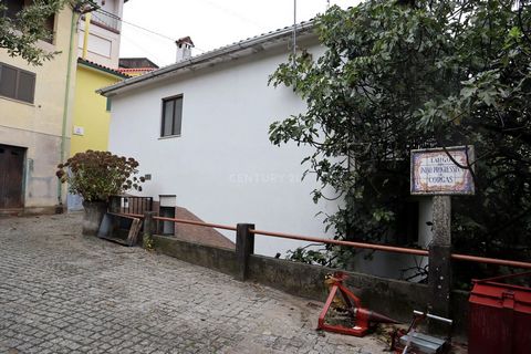 Located in an area of stunning beauty, it is in the Village of Corgas, Parish of Pomares, and Municipality of Arganil that we find a 3-room house with a gross construction area of 126.0m2, dependent gross area of 42.0m2, and private gross area of 84m...
