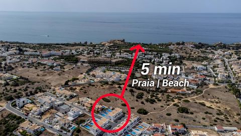 Villa located in one of Albufeira's noblest areas, in São Rafael, 700 metres away (5 minutes walk) from one of the most emblematic beaches, São Rafael beach. This villa has just 2 floors, ground floor and first floor with east/west sun exposure. On t...