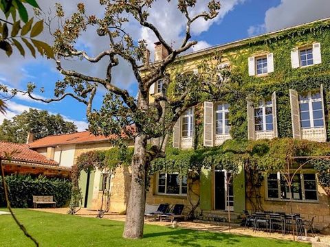 Bright, spacious Maison de Maitre close to all amenities and the Dordogne on a plot of 569m2. Price: 697,000 euros. Fees are to be paid by the seller. This beautiful Maison de Maître is located in the centre of Bergerac, 10 minutes from the airport, ...