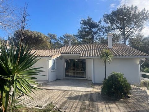 HOURTIN PLAGE: quiet and out of sight, single storey house of 96m2 on the ground on 326m2 of land. The recently renovated house benefits from a pleasant layout ensuring omnipresent brightness. It includes a living room/equipped kitchen of approximate...