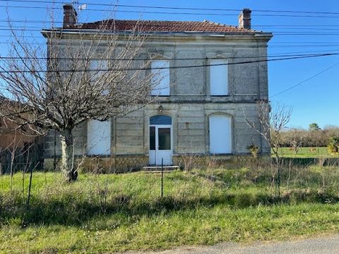 EXCLUSIVITY IN THE TOWN OF CORIGNAC LIFE House of 130 m2 including a dining room, a kitchen, a bedroom, shower room, toilet. Upstairs: 3 bedrooms, shower room. A barn of 400 m2. An enclosed plot of 2330 m2. The house is currently being renovated. Nak...