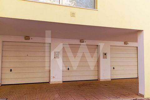 Located just a few steps from the University and the Gambelas Hospital and 4km from Faro airport, this box garage is a unique opportunity for those looking for convenience and practicality in parking, or support for work. With a generous 22.8 square ...