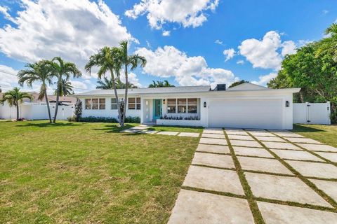 Resting on a large 10,390+ sq ft lot sits this fully renovated 4 bedroom/ 4 bathroom waterfront home. Last purchased in 2023, the current homeowners renovated every inch of this 2,800+ sq ft home. Featuring new floors throughout, stunning new bathroo...