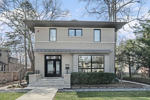 As you walk into this gorgeous custom home you will feel like you are walking into a modern art experience. The 10' ceilings and open living room and dining room are graced with large windows and wonderful wall space and touches of custom lighting th...
