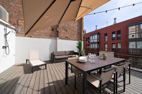 The Travis Apartments are located in a recently renovated building in the Gracia district of Barcelona. The building has only 2 apartments, providing each with complete privacy. The Travis 2 apartment is located on the second floor and can comfortabl...