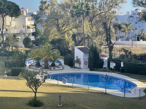 Bright and spacious duplex apartment located in the lower part of Calahonda, just a few minutes' walk from the beach, shops, bars, restaurants and all kinds of day-to-day services. The property is located in the Punta de Calahonda complex, with beaut...