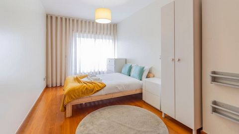 Stay in this spacious and central apartment in Matosinhos. This apartment is near to Praia de Matosinhos. You will be close to all accesses and a few minutes by car from Norte Shopping. Everything you need close by, several restaurants, supermarkets ...