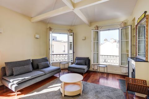 Located on the 3rd floor of a quiet and secure building, this Parisian apartment with terrace is perfect for a stay in the heart of Paris. In a warm living room, you have a sitting area with its television, a fireplace and a dining area. The independ...