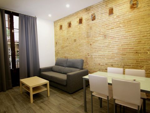 Apartment in the historic center next to the Ramblas of Barcelona. Composed of 1 bedroom, full bathroom, living room and American Kichenette.