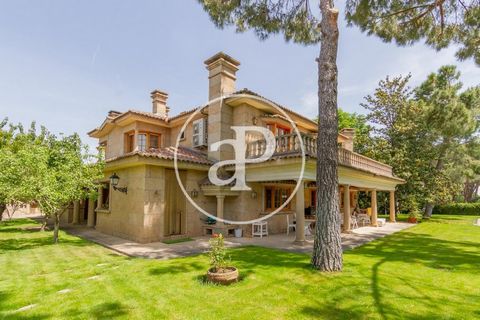 HOUSE ON A PLOT OF 2,800 SQUARE METERS WITH SWIMMING POOL PLUS SAUNA AND DRESSING ROOM. Very close to the natural park Cerro del Aire, is this fantastic house on a plot of 2800 m². The wonderful and well-kept garden has a fantastic swimming pool, wit...