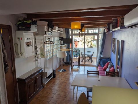 Two-bedroom apartment with air-conditioning and three private terraces right smack in the center, in between the Mercat Santa Caterina and Museu Picasso. The rental comes fully furnished with a washing machine, dishwasher, induction stove, oven, and ...