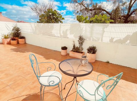 Cozy apartment, with a patio/garden for exclusive use, completely refurbished. The garden faces south, enjoying excellent sun exposure throughout the day, ideal for having a meal or just relaxing. Ideally located to discover the charm of the city of ...
