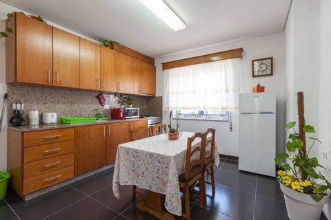 Excellent location, next to the center of the village. With panoramic views over the village. 100m2 Close to supermarket, restaurants, health center ... Fully equipped. With air conditioning. Prepared for telework. With Wi-fi (200 mbps), Smart TV and...