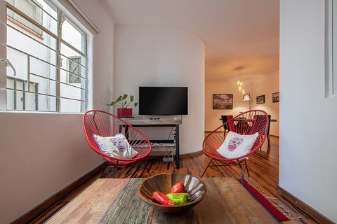 Casa de Chiles, our 70 m2 apartment, is located on the first floor in a quiet building (no lift available). Bedrooms on the side of internal court guarantee silence in this busy quarter. One big bedroom with stylish Mexican bed, a queen size mattress...