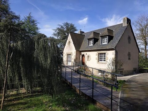 SOQUET IMMOBILIER - EXCLUSIVITY - CAULNES House of about 128 m2 located in a very beautiful environment. Close to amenities. The Rennes-St-Brieuc axis can be reached in less than 5 minutes. This property offers on the ground floor: Entrance leading t...