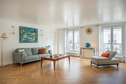 Between Place Vendome and Place de la Madeleine, situated on a bustling street, in a well-maintained luxury building with an elevator, a traversing luminous apartment. Accommodation comprising: an entrance hall, a living room, a dining room, a separa...