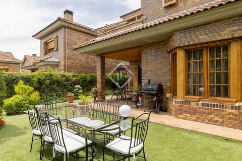 Lucas Fox presents this excellent six-bedroom house with a garden, in an outstanding natural environment. This three-storey property is located in the exclusive area of El Cantizal, in Las Rozas, just 25 minutes from Madrid, surrounded by green space...