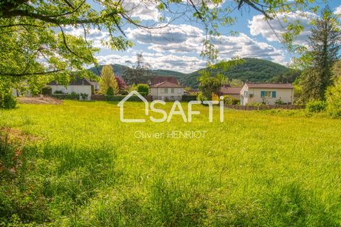 Located in Souillac (46200), this plot of over 1000 m² offers an exceptional opportunity to build the house of your dreams. Boasting a privileged location, this plot enjoys a calm, sunny environment, ideal for a serene lifestyle. Its proximity to sho...