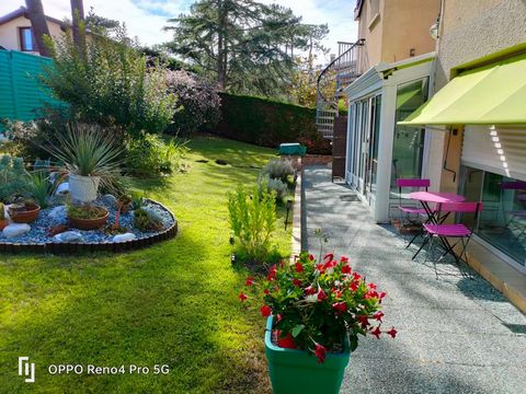 Charming 1980s Vintage House 5 minutes from the Ocean. Discover this élégant house dating back to the 1980s, located in LACANAU OCEAN, just a 5-minute walk from the ocean. With its 150 M2 of living space on a generous plot of 565 M2, this property of...