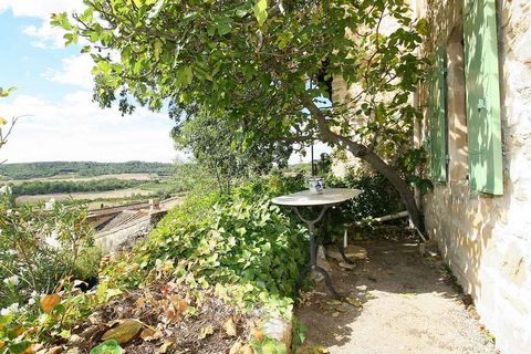 Next door to the Chateau and Tour de l'Horloge overlooking the pretty village of Serviers-et-Labaume, 6 km from Uzes, this authentic, charming stone house enjoys an exceptional location. Sheltered from the wind and facing south, its roof terrace (11 ...