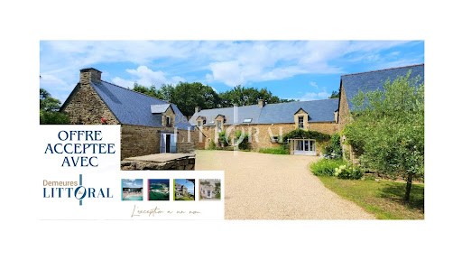 SOUS COMPROMIS DE VENTE Close to Vannes, in the heart of a 3-hectare park. A set of three stone buildings where serenity reigns supreme, facing a first-category river. This place is ideal for nature lovers, the forest, and horses. The main house is s...