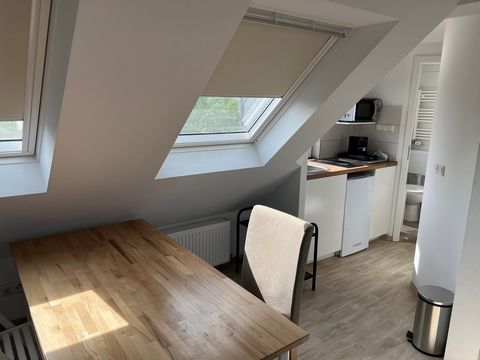 The flat is located on the 2nd floor of a completely renovated old building in (Alt-)Laatzen, 1 minute from the tram station Eichstr., from there 20 minutes to the city centre of Hanover. Fully equipped with bed linen, 120 cm wide bed with new mattre...