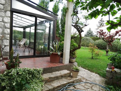 Contemporary single storey house with roof terrace (excluding subdivision) of 100m2 with land of 1250m2. Located in Drôme, 5 minutes walk from the village center, 20 minutes from Valence and 1h15 from Lyon. Comprising 3 bedrooms, a living room of 30m...