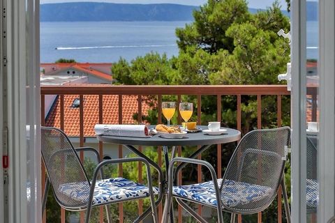 Apartment house in a great location only 200 m from the beach and crystal clear sea in the popular tourist resort of Tučepi near Makarska. The house has a total area of ​​500m2 with a south-facing ground floor terrace and balconies. It consists of a ...