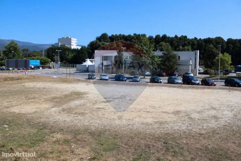 Excellent flat land for construction in the city center of Valencia, being a great opportunity for housing and commercial building developments. It has a total land area of 2,694 m², located in a privileged area, close to the main shops and services,...