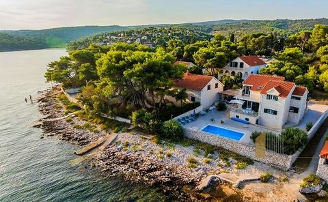 Villa in an exclusive location next to the beach and crystal clear sea near Splitska on the island of Brač. Beautiful view of the sea and the mountains on the mainland! The area of ​​the villa is 180 m2 spread over three floors, with a garden area of...